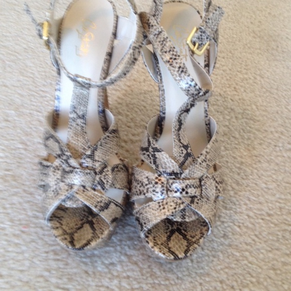 Snake Skin Pattern Pumps - Picture 2 of 4